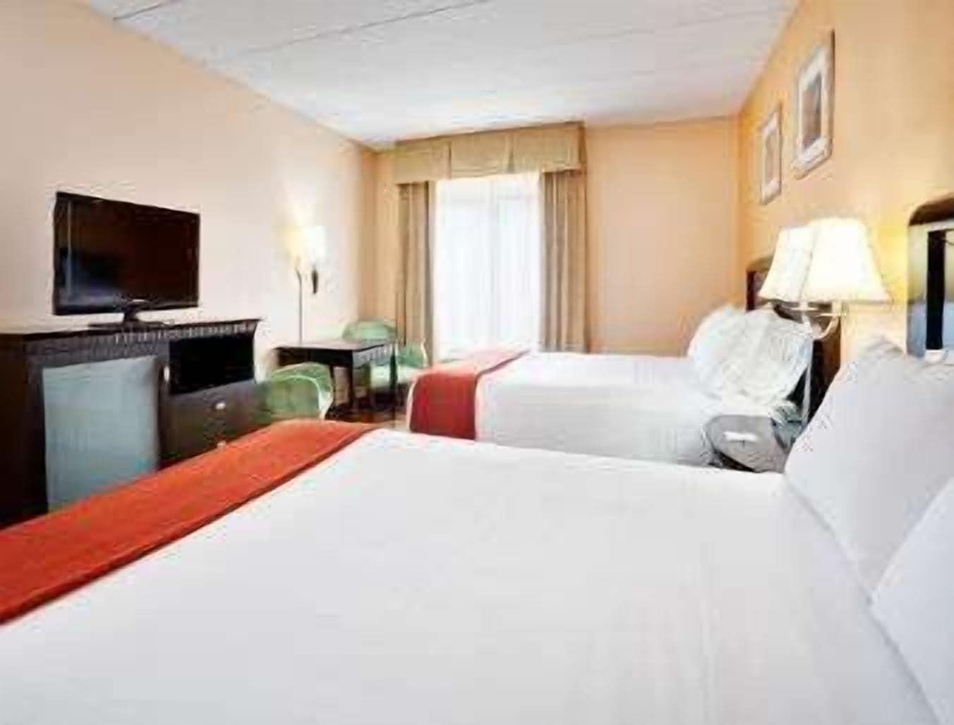 Hotel Baymont By Wyndham East Windsor Bradley Airport Exterior foto